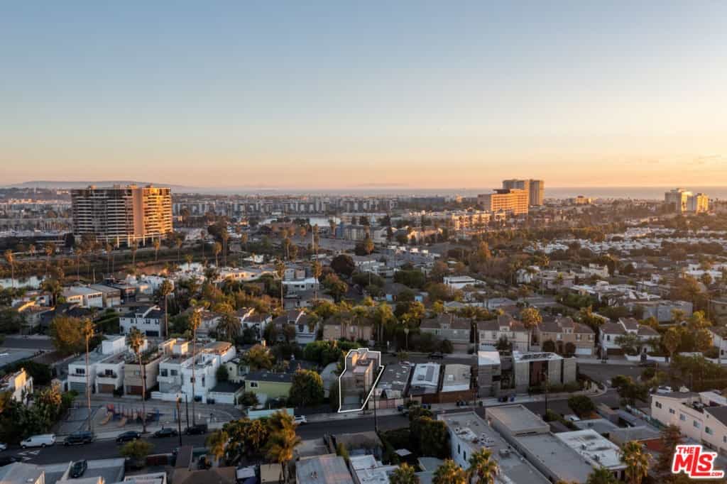 Condominium in Los Angeles, California 11051246