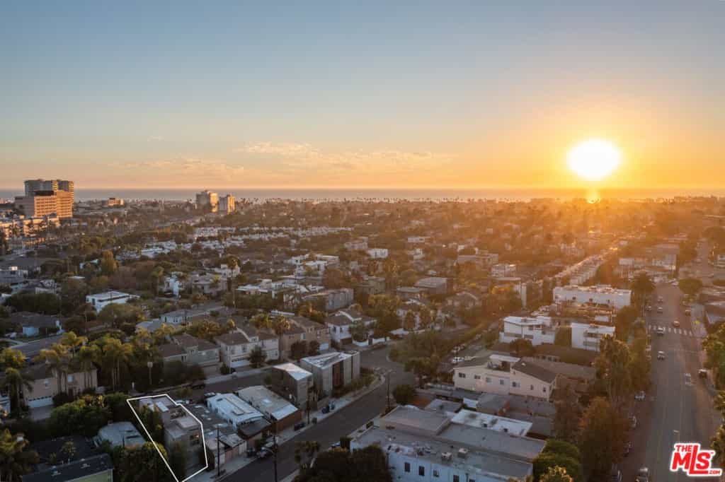Condominium in Los Angeles, California 11051246