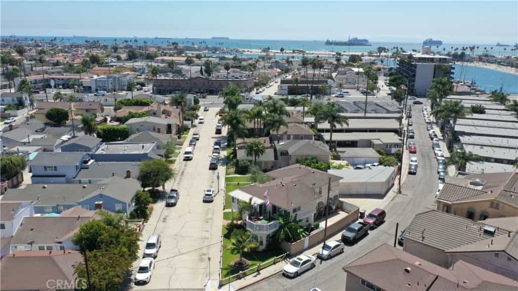 Condominium in Long Beach, California 11051659