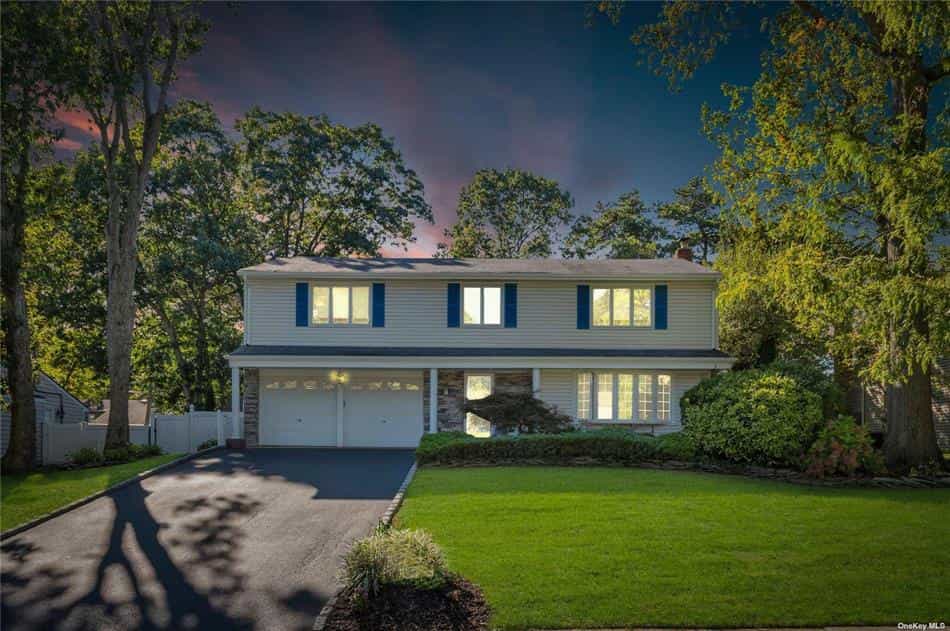 House in Lake Grove, New York 11054022