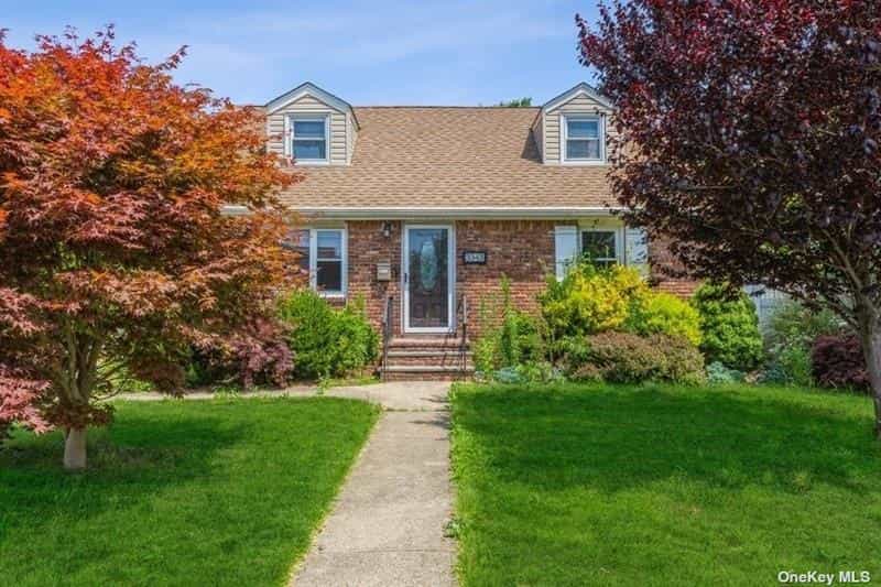 House in Wantagh, New York 11054047