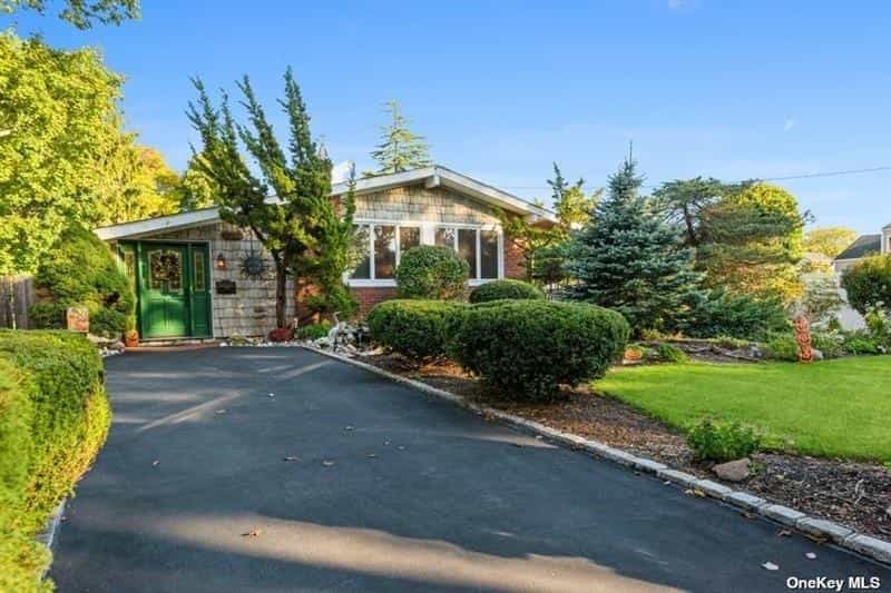 House in West Islip, New York 11054053