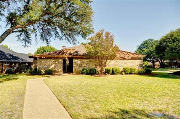 House in Bedford, Texas 11054344