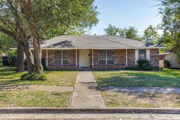 House in Lancaster, Texas 11054422