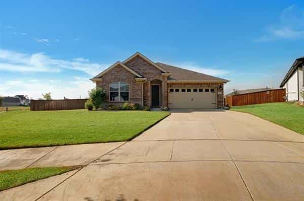 House in Benbrook, Texas 11054602