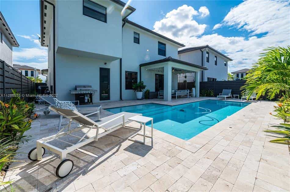 Condominium in Palm Springs North, Florida 11054846