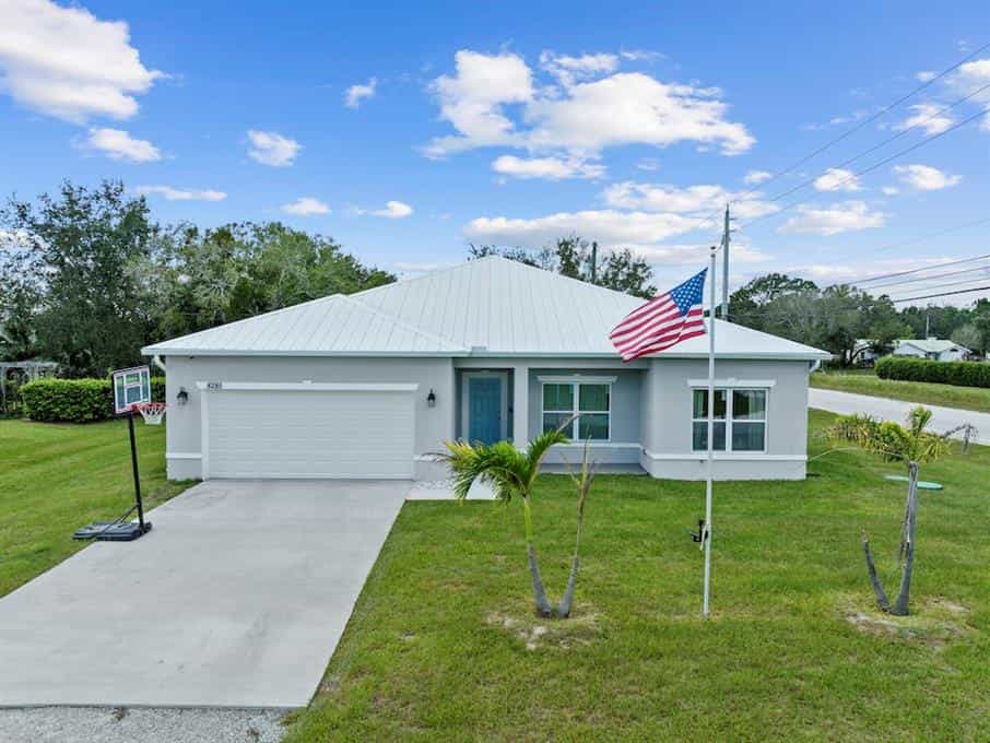 House in Vero Lake Estates, Florida 11054929