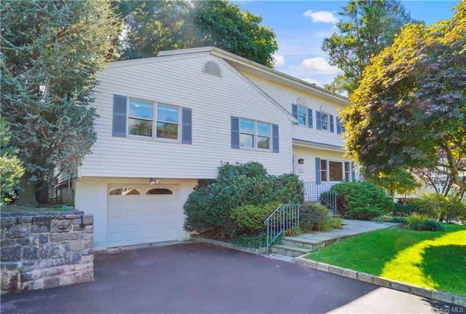 House in Hartsdale, New York 11055047