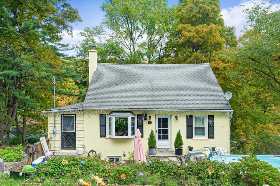 House in Lake Peekskill, New York 11055149