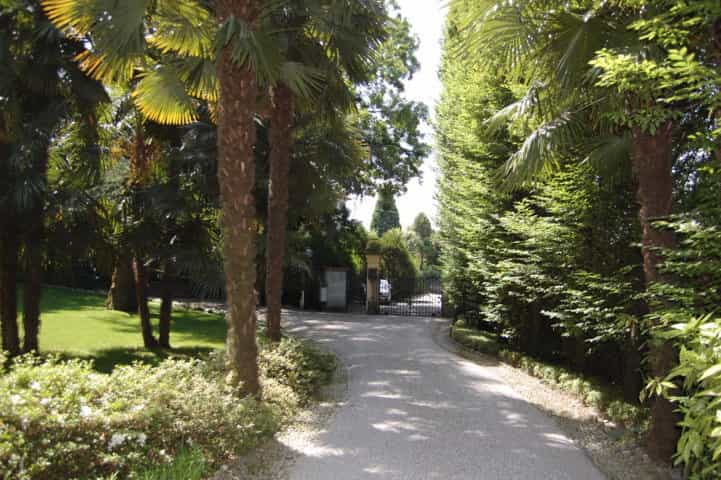 Будинок в Merate, Lombardy 11055705