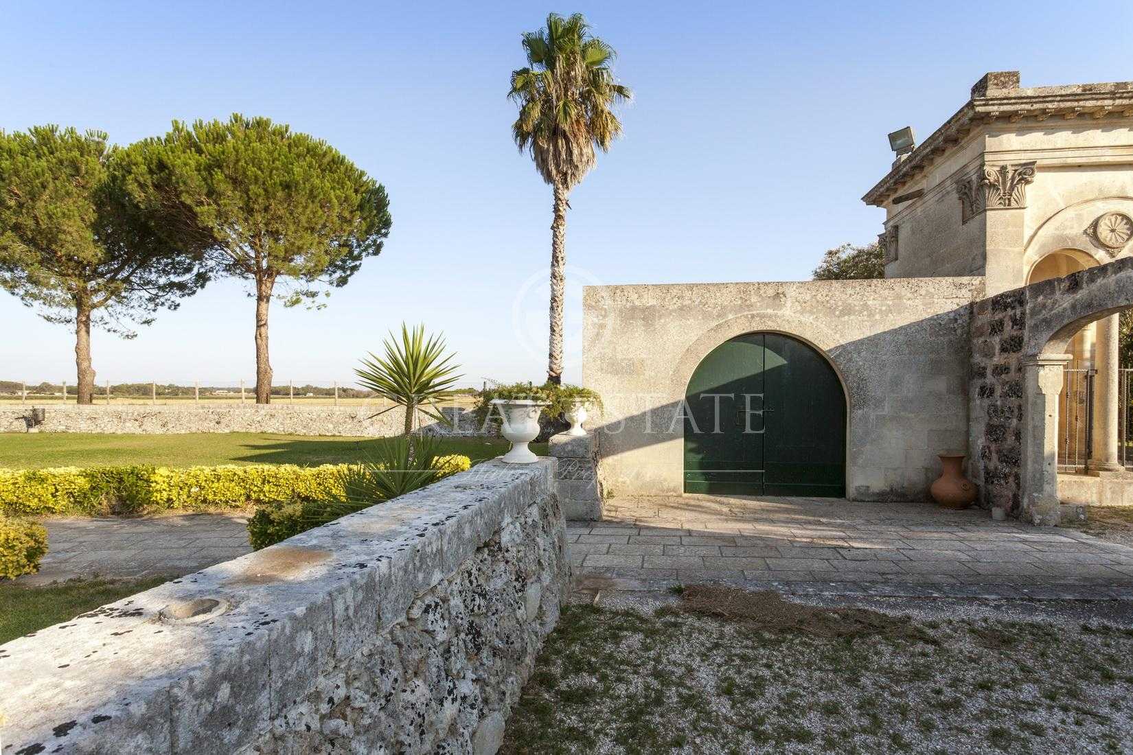 房子 在 Corigliano d'Otranto, Apulia 11056172