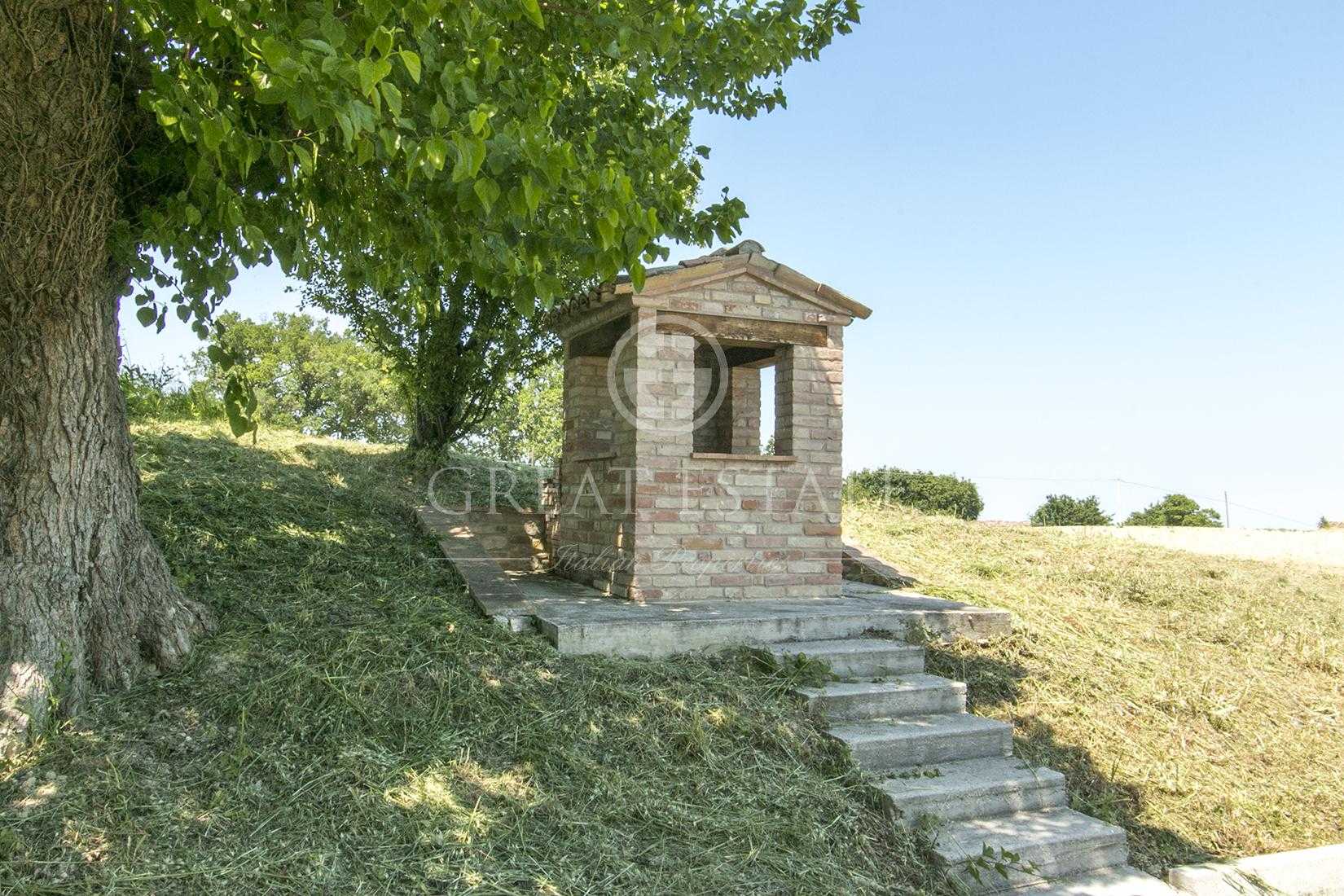 بيت في Monte Vidon Combatte, Marche 11056875