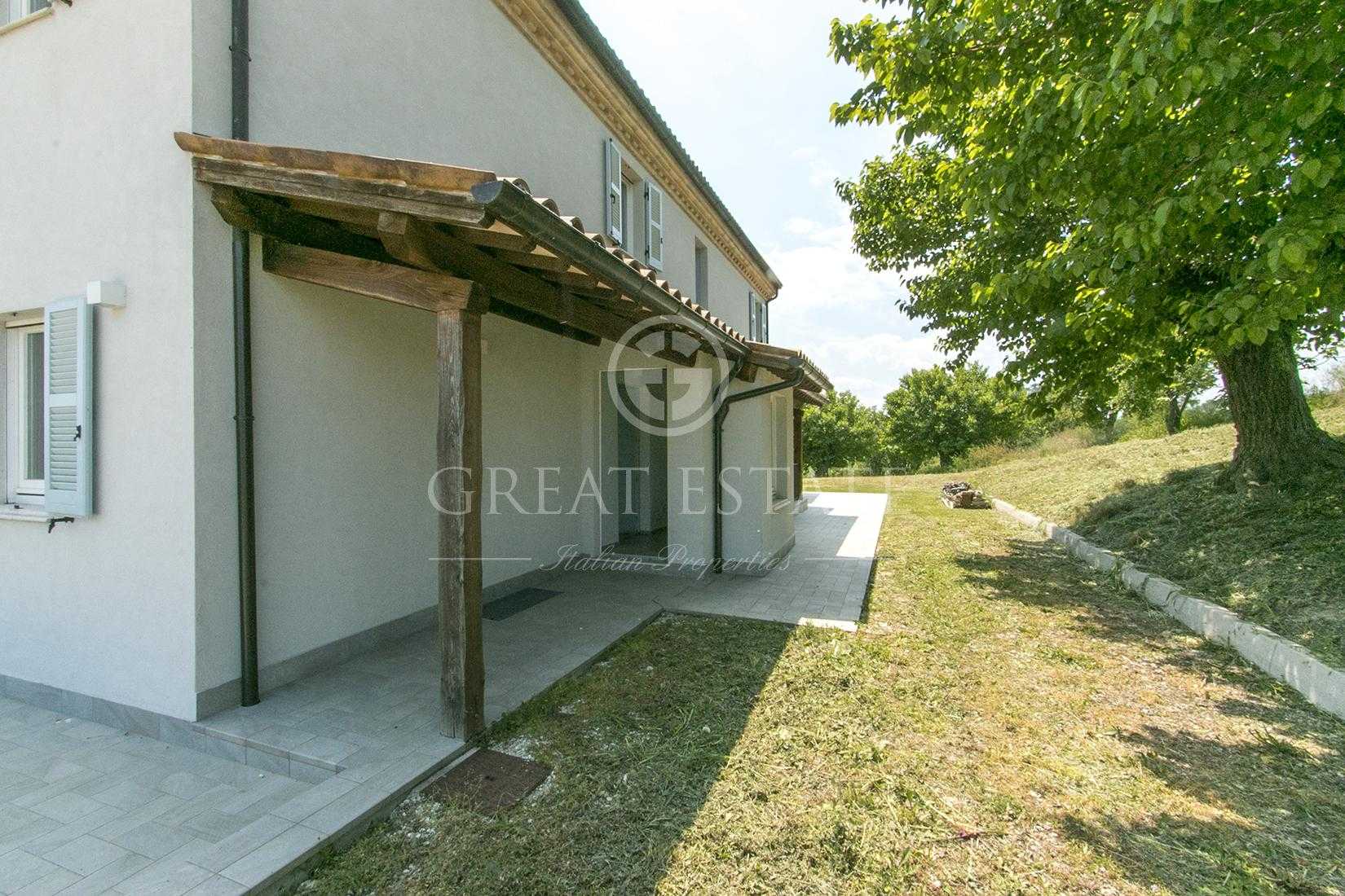 بيت في Monte Vidon Combatte, Marche 11056875