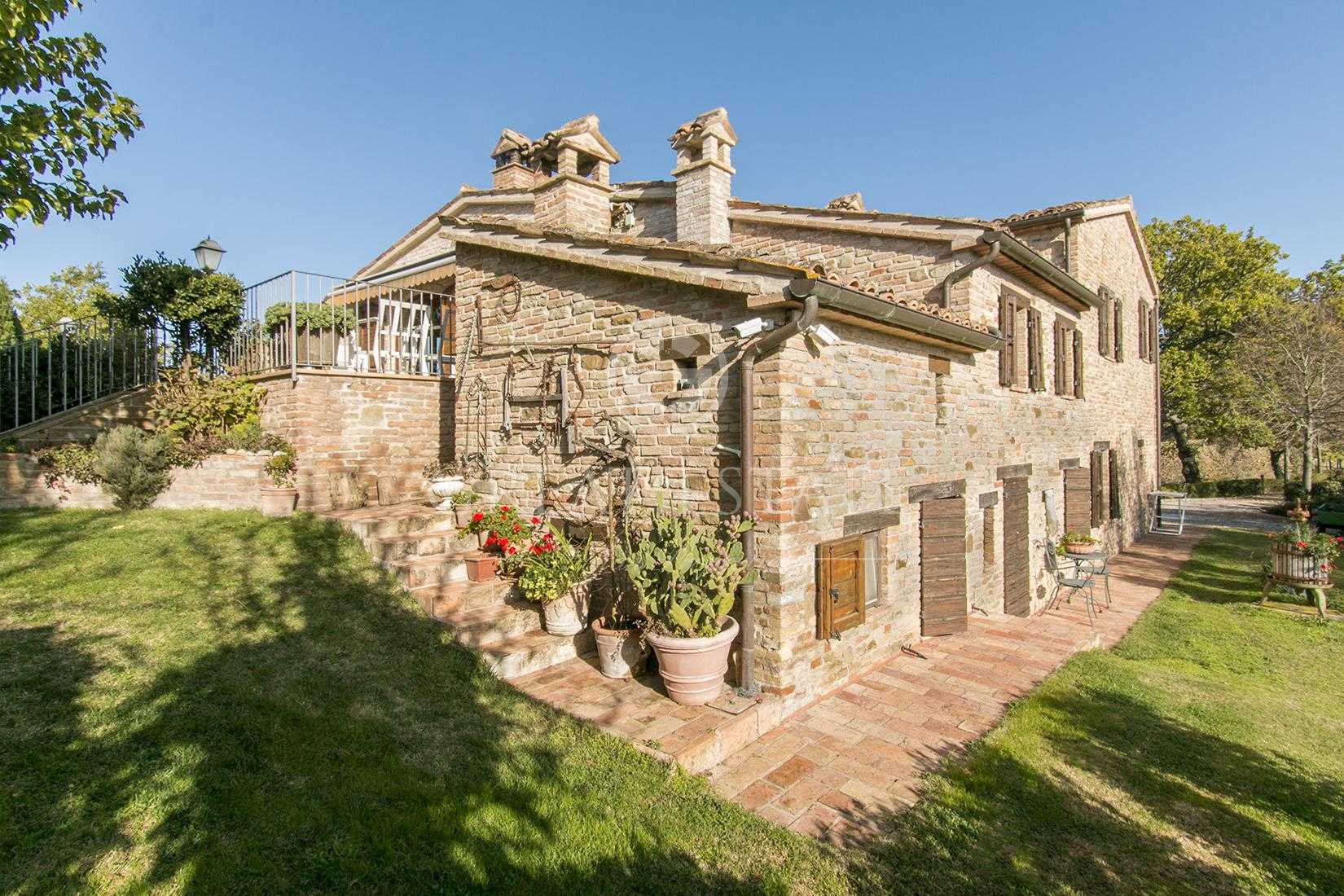 House in Urbino, Marche 11056877