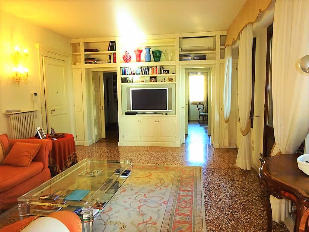 Condominium in Bassano del Grappa, Veneto 11057280