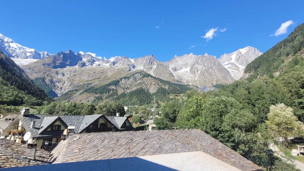 Condominio nel Courmayeur, Aosta 11057383