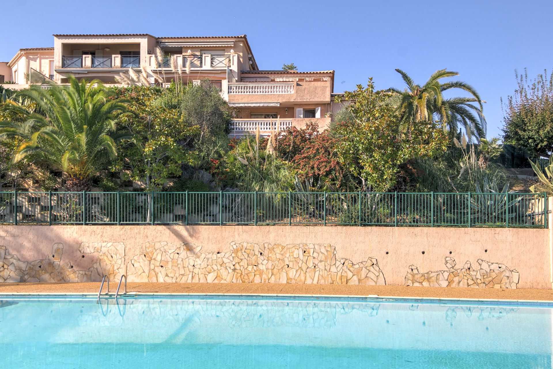 Eigentumswohnung im Hübsch, Provence-Alpes-Côte d'Azur 11057536