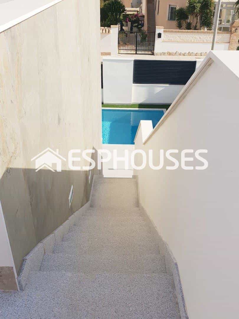 House in Pinar de Campoverde, Comunidad Valenciana 11059748