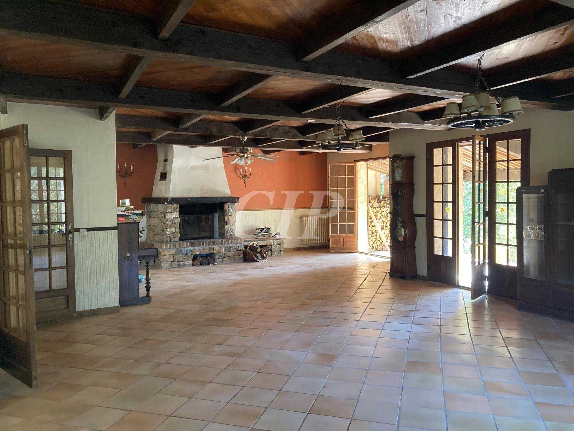 Rumah di La Roquebrussanne, Provence-Alpes-Cote d'Azur 11065077
