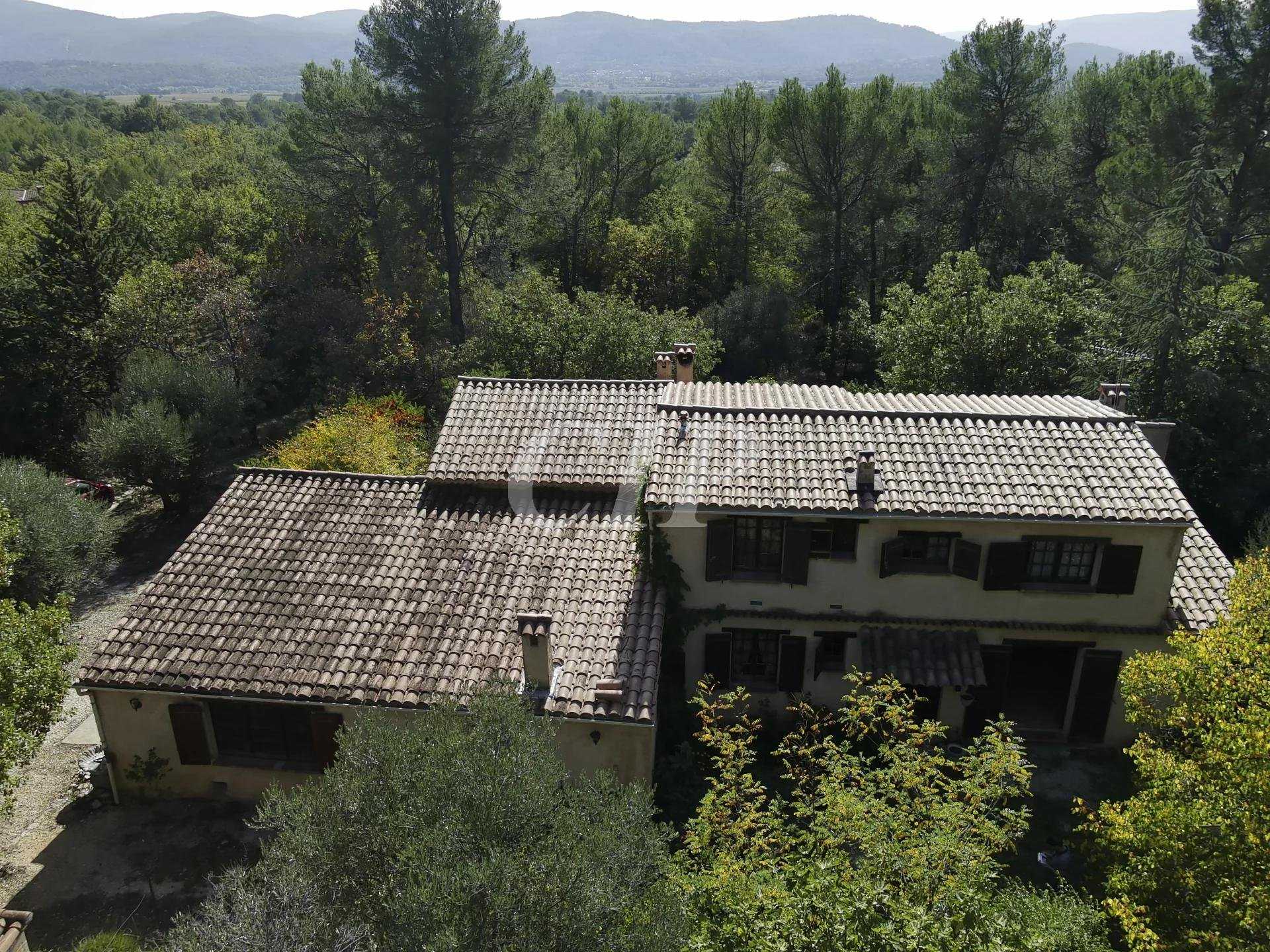 Casa nel La Roquebrussanne, Provenza-Alpi-Costa Azzurra 11065077