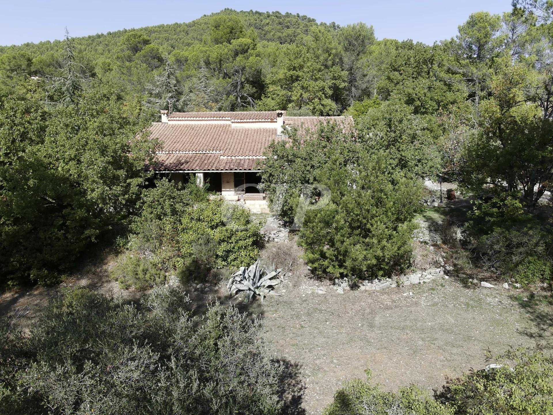 Huis in La Roquebrussanne, Provence-Alpes-Côte d'Azur 11065077