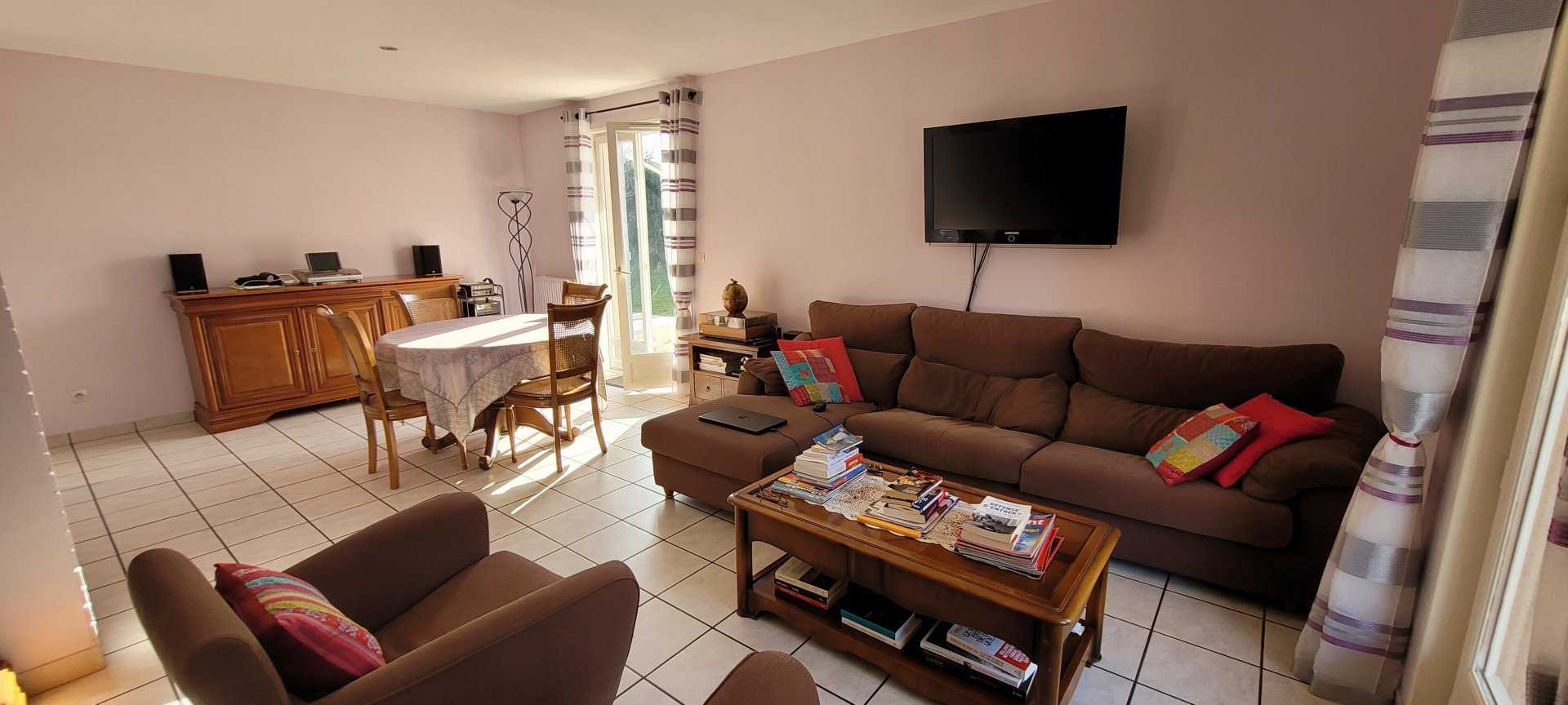 Dom w Saint-Julien-en-Jarez, Owernia-Rodan-Alpy 11065085