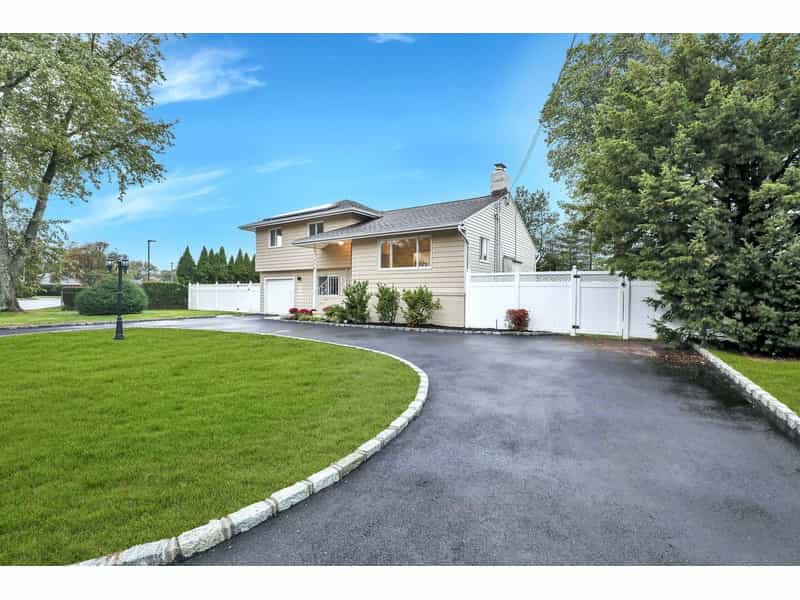 House in West Islip, New York 11066651