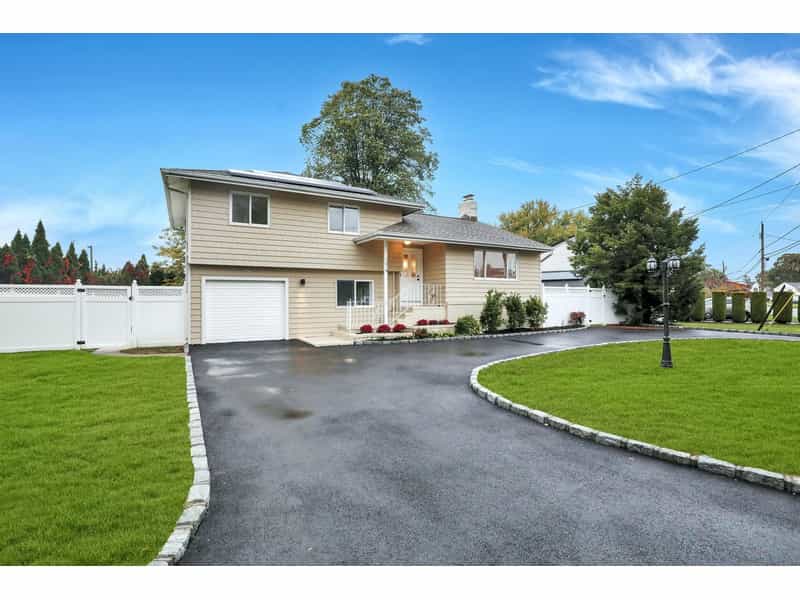 House in West Islip, New York 11066651