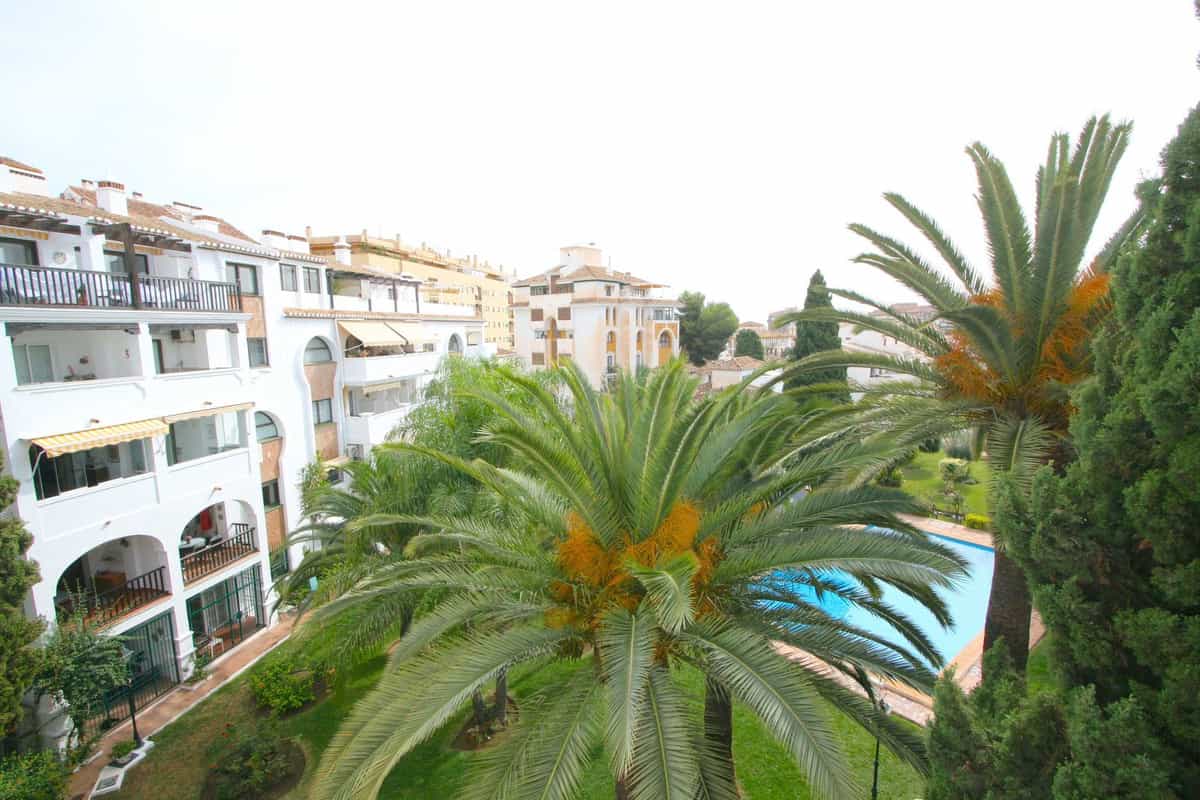 Condominium in Fuengirola, Andalusia 11077955