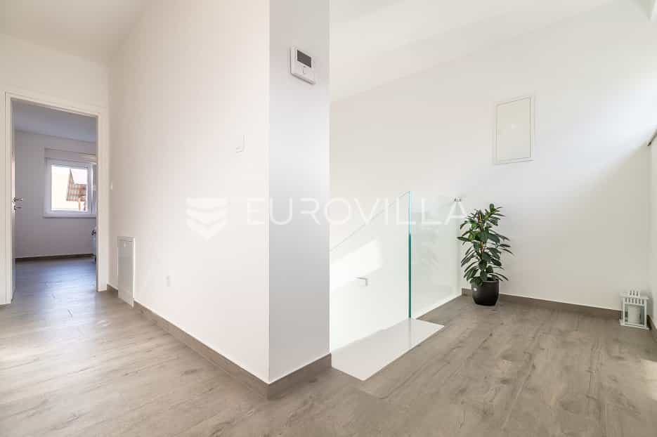 Condominium in Sesvete, Grad Zagreb 11092545