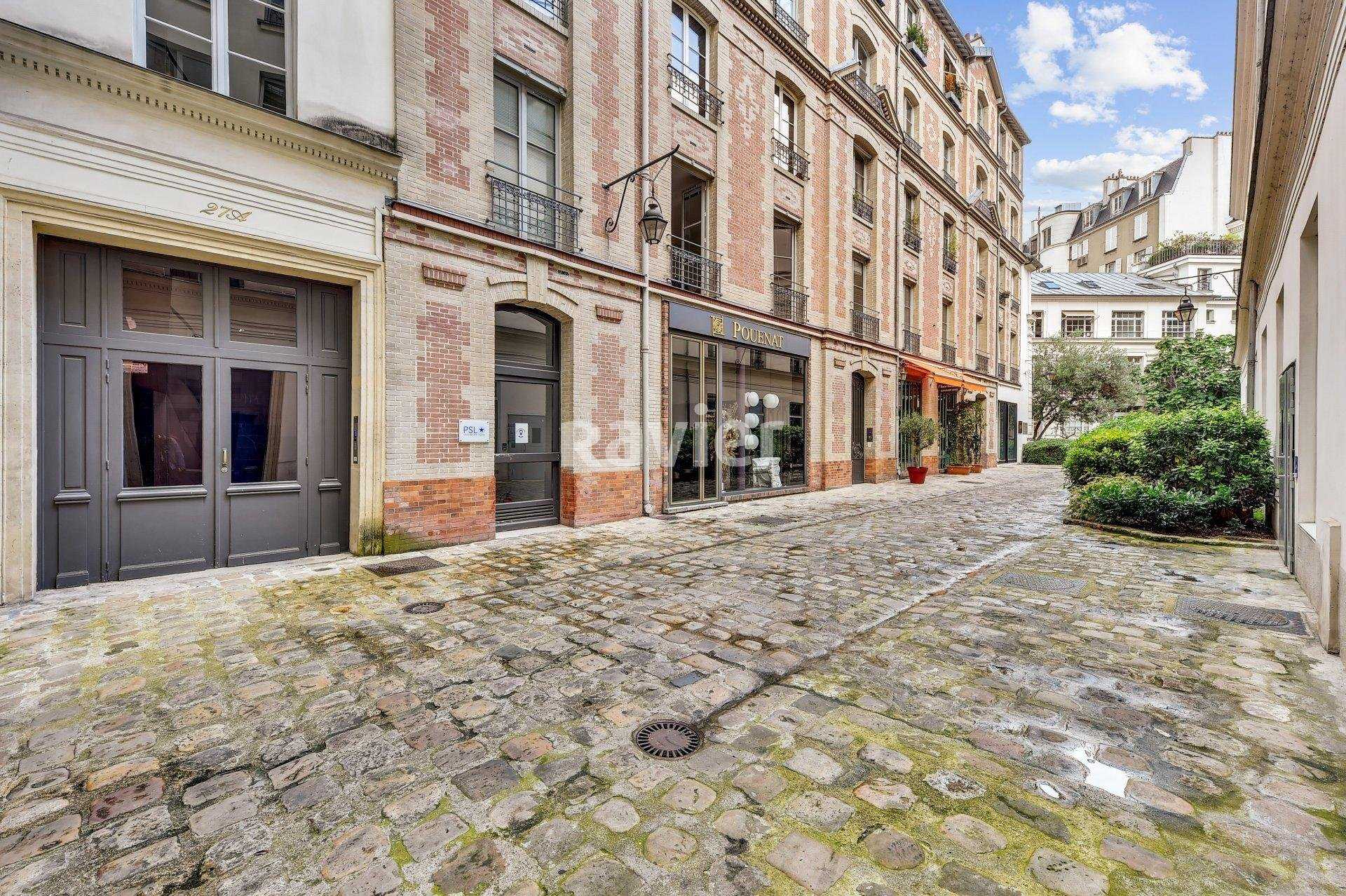 Condominium in Paris, Ile-de-France 11093333