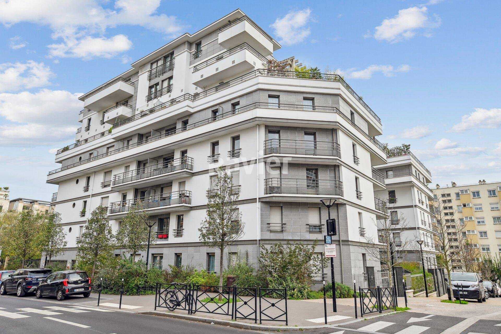 Condominium in Courbevoie, Hauts-de-Seine 11095929