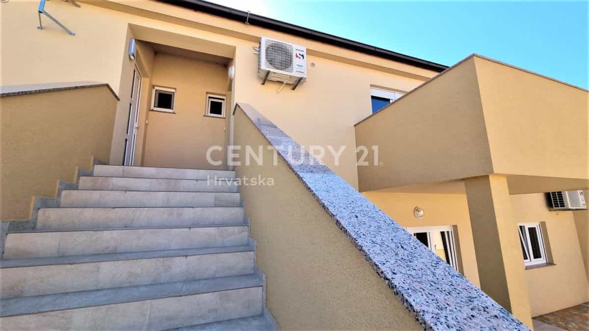 Condominio en Nin, Zadar County 11098231