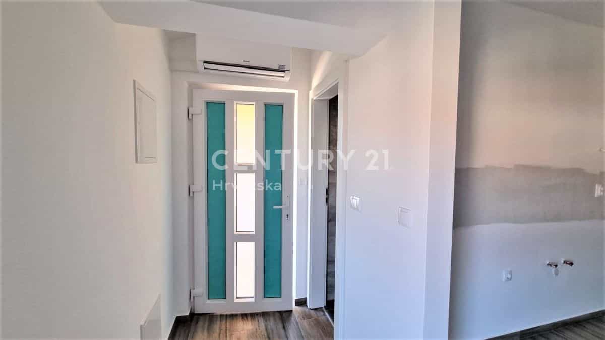 Condominium in Nin, Zadar County 11098231