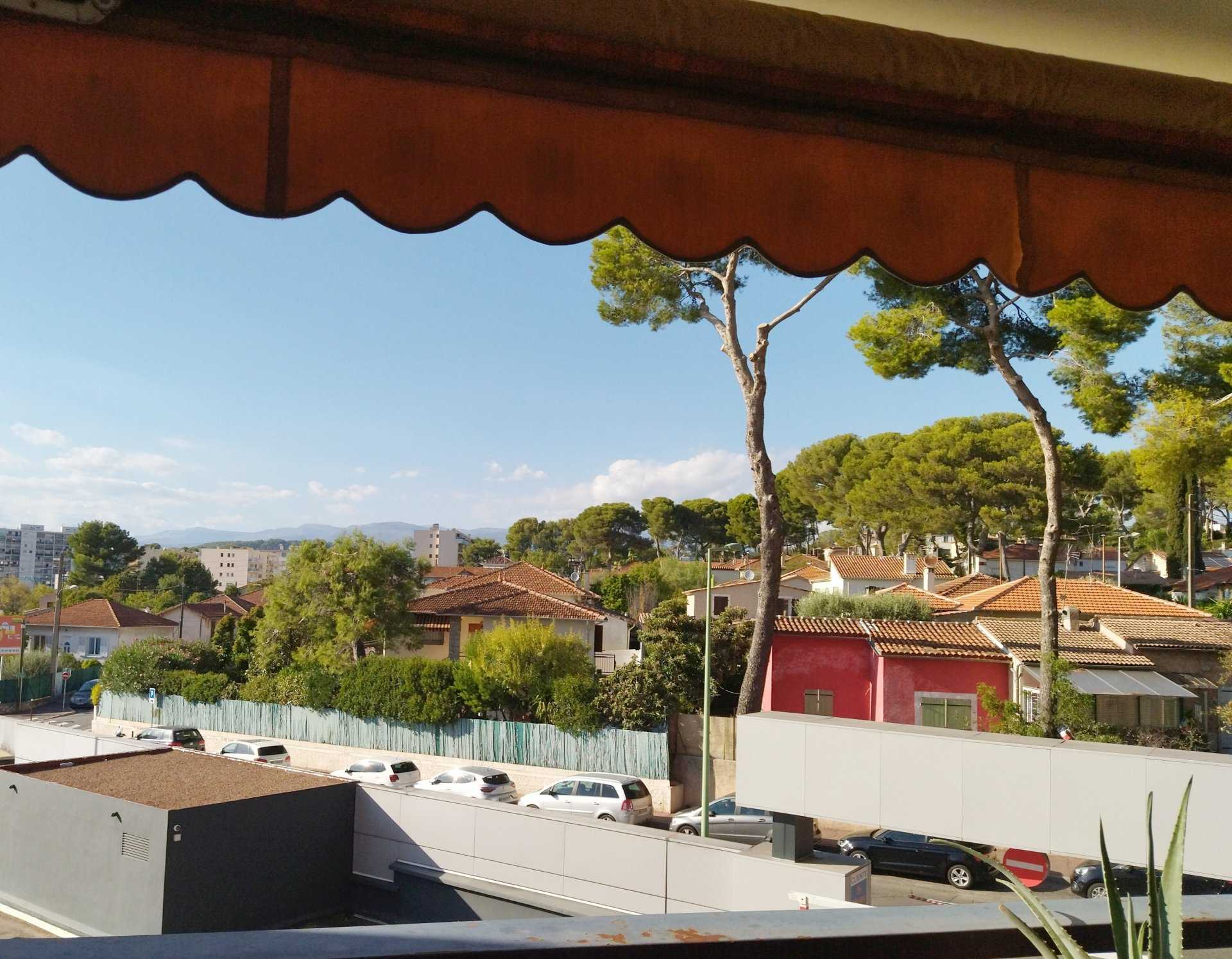 Condominium in Le Four-a-Chaux, Provence-Alpes-Cote d'Azur 11104342