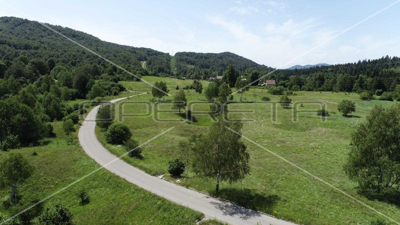 土地 在 Zalesina, Primorsko-goranska županija 11108872
