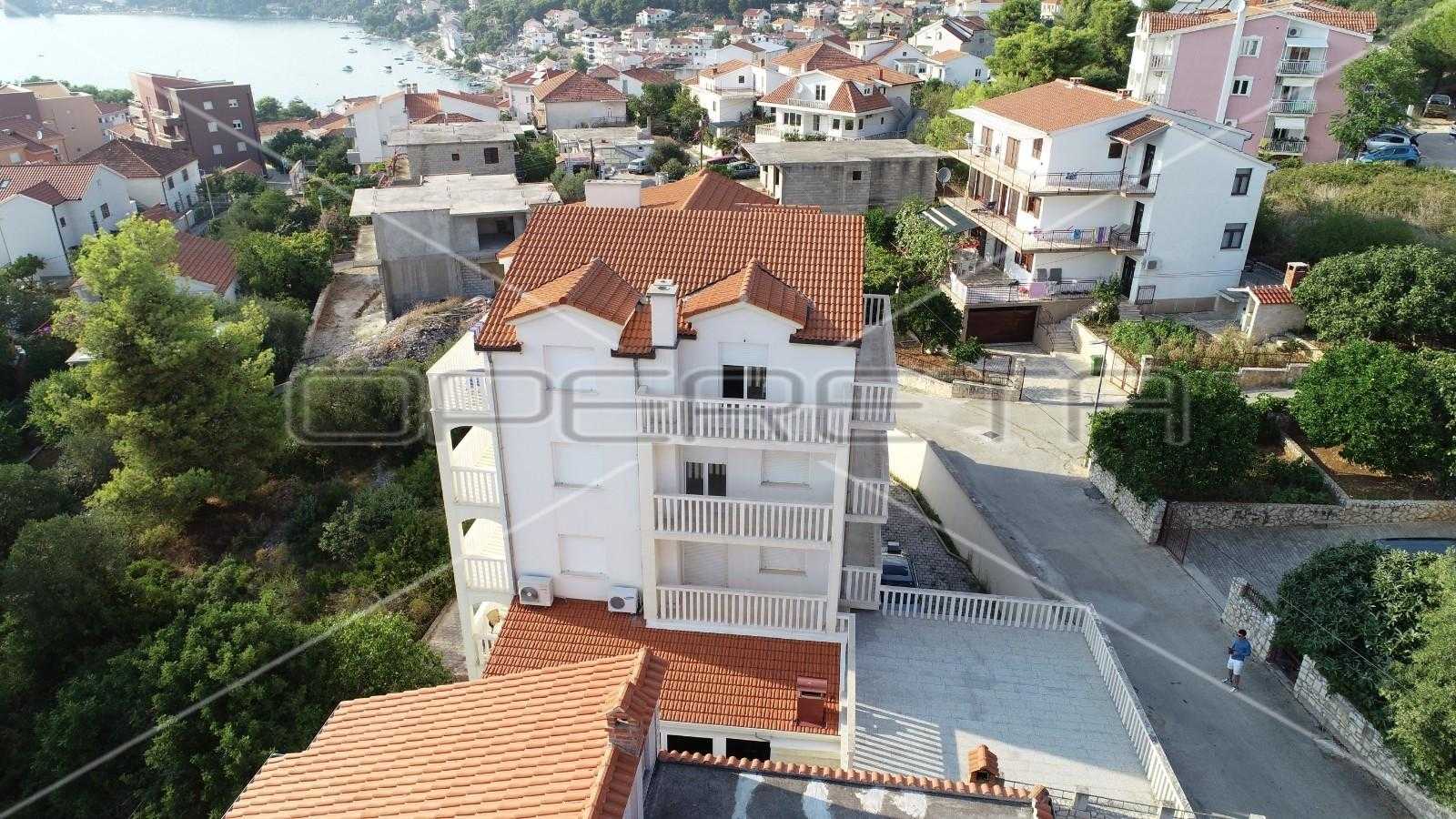 Condominium in Okrug Gornji, Splitsko-dalmatinska županija 11108961