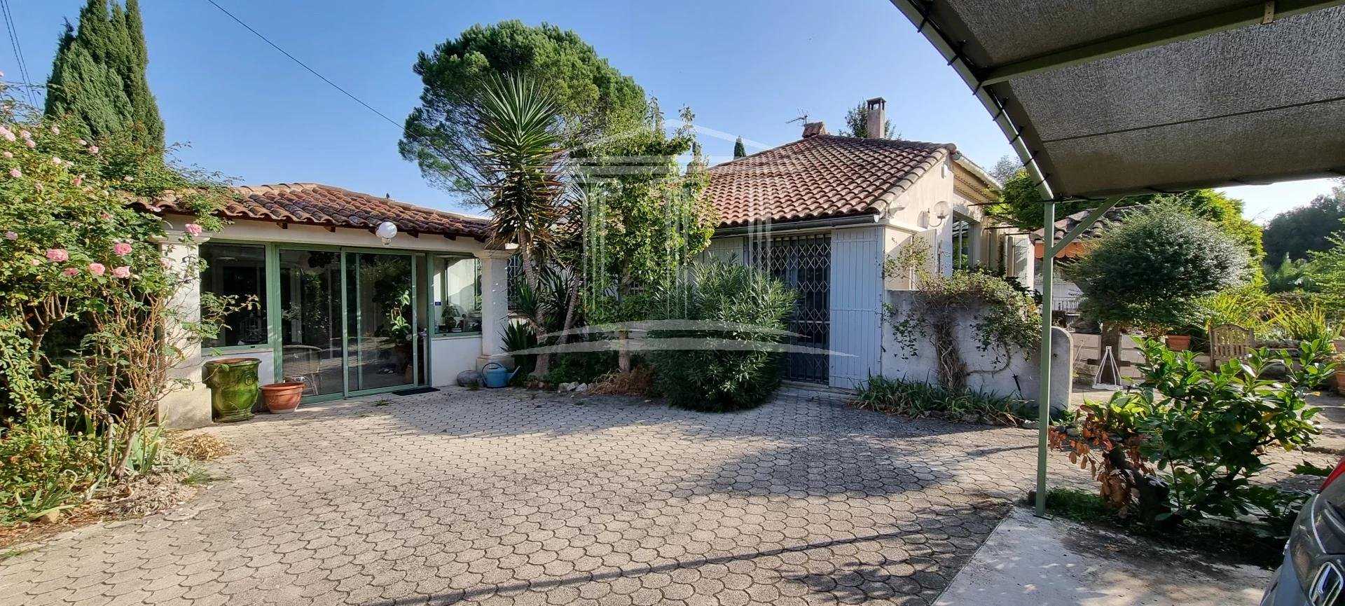 House in Sorgues, Provence-Alpes-Cote d'Azur 11110297