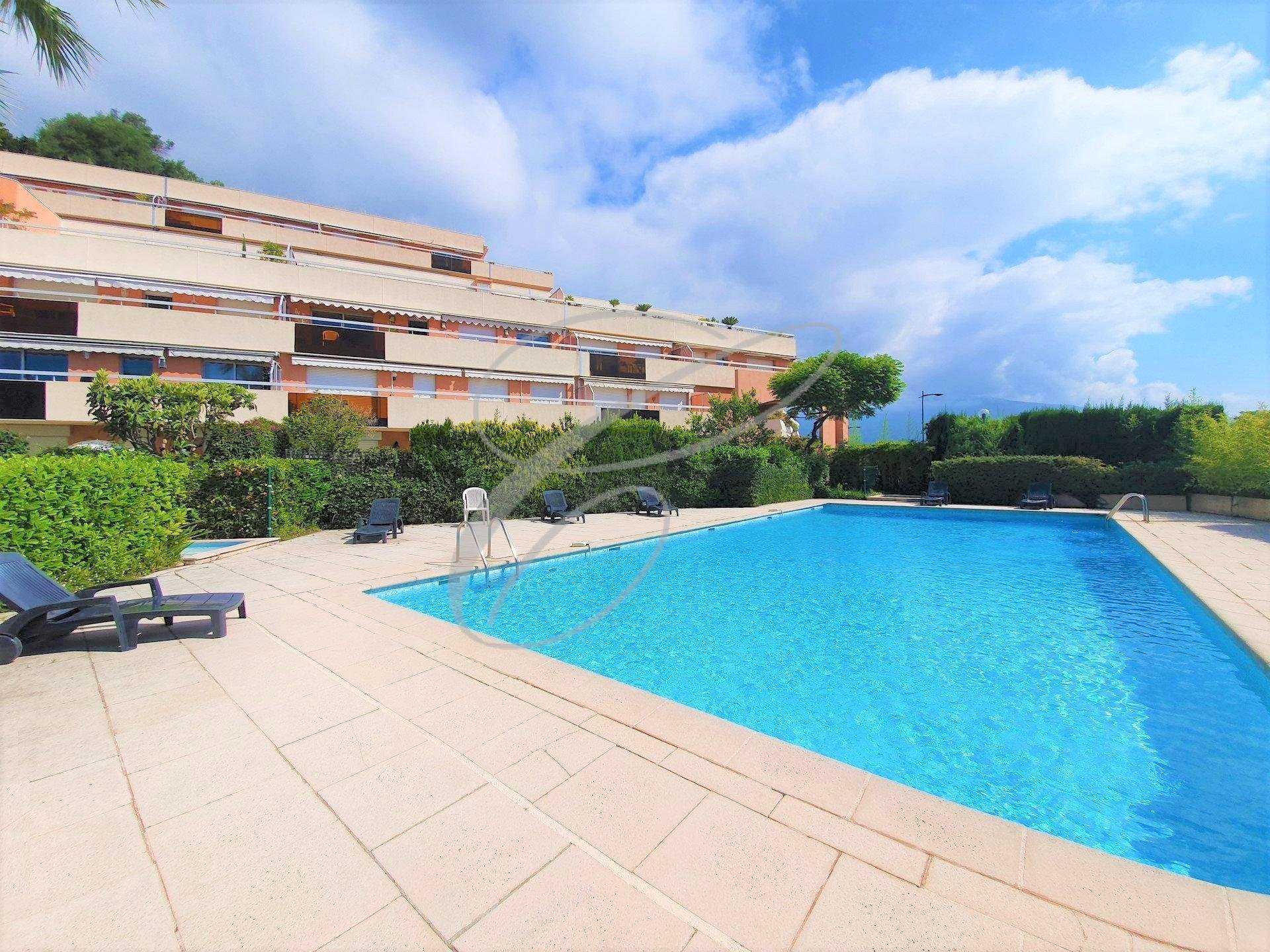 Condominium in Roquebrune, Provence-Alpes-Cote d'Azur 11110300