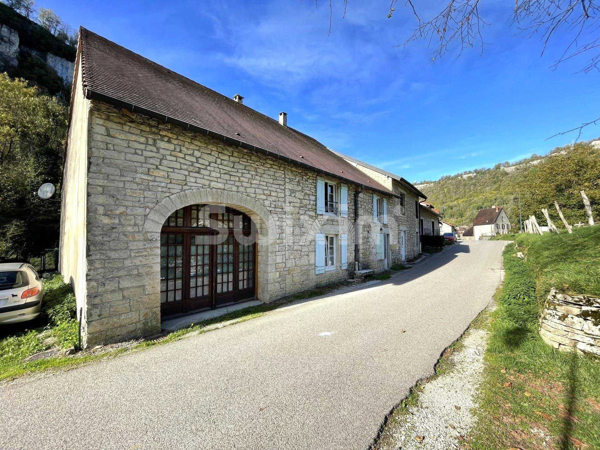 Huis in Lons-le-Saunier, Bourgogne-Franche-Comte 11114442