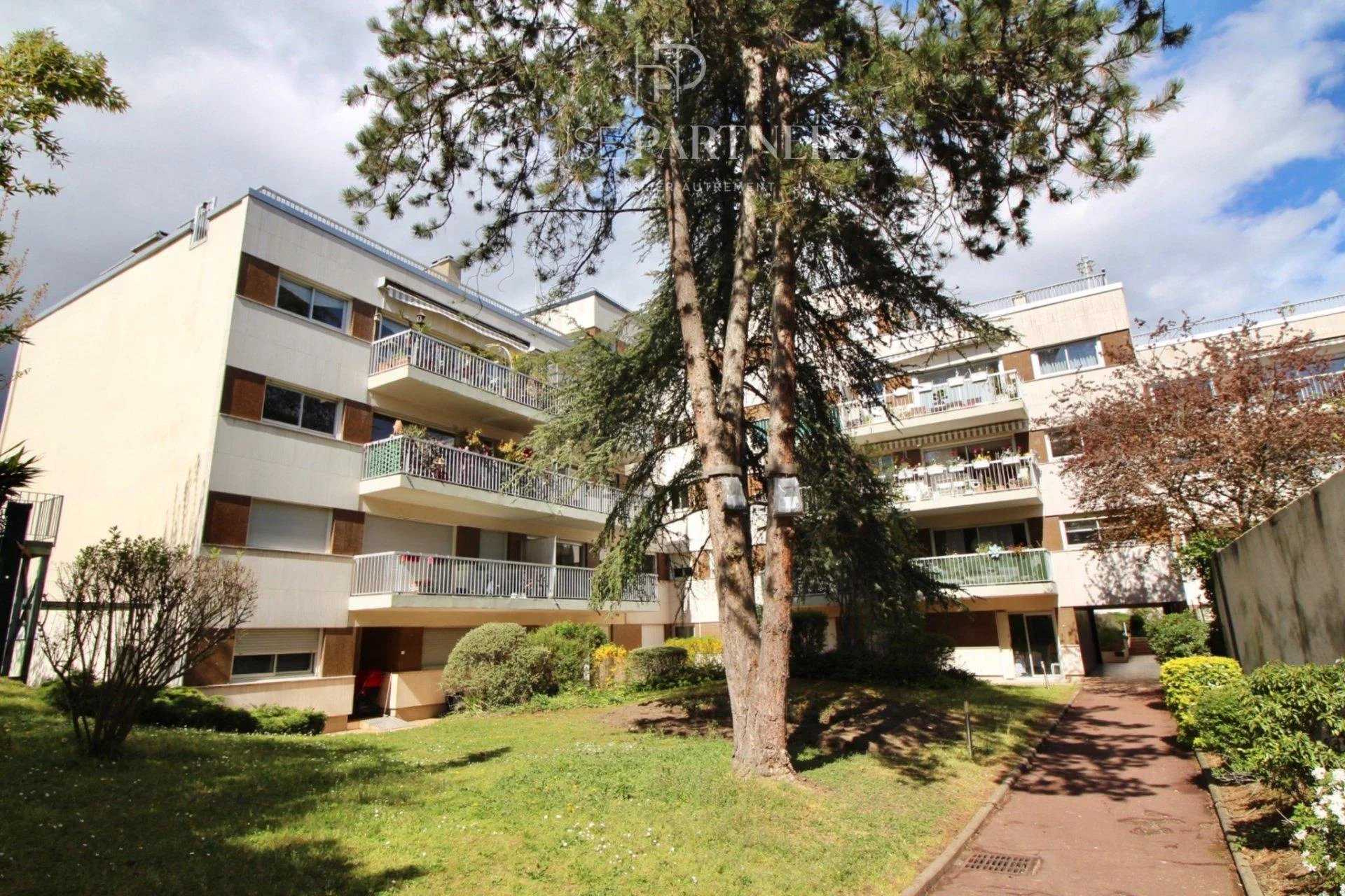 Condominium in Rueil-Malmaison, Ile-de-France 11114446