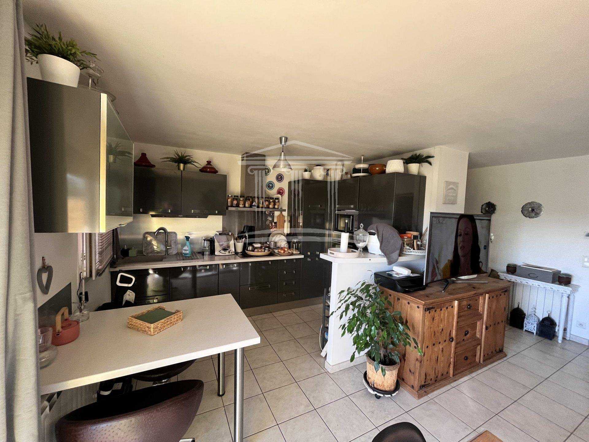 Condominium in Le Pontet, Provence-Alpes-Cote d'Azur 11115454