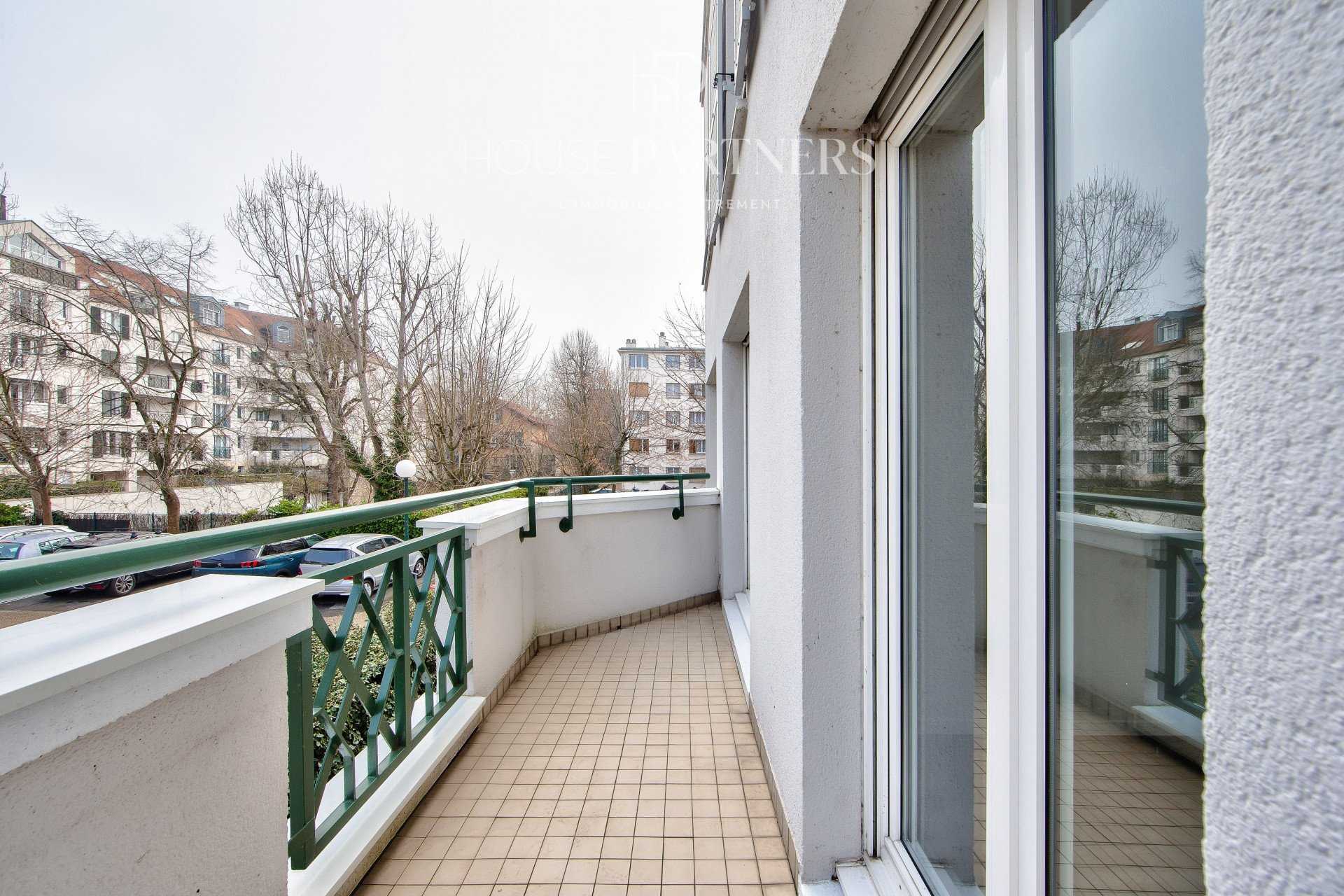 Condominium in Rueil-Malmaison, Hauts-de-Seine 11118585