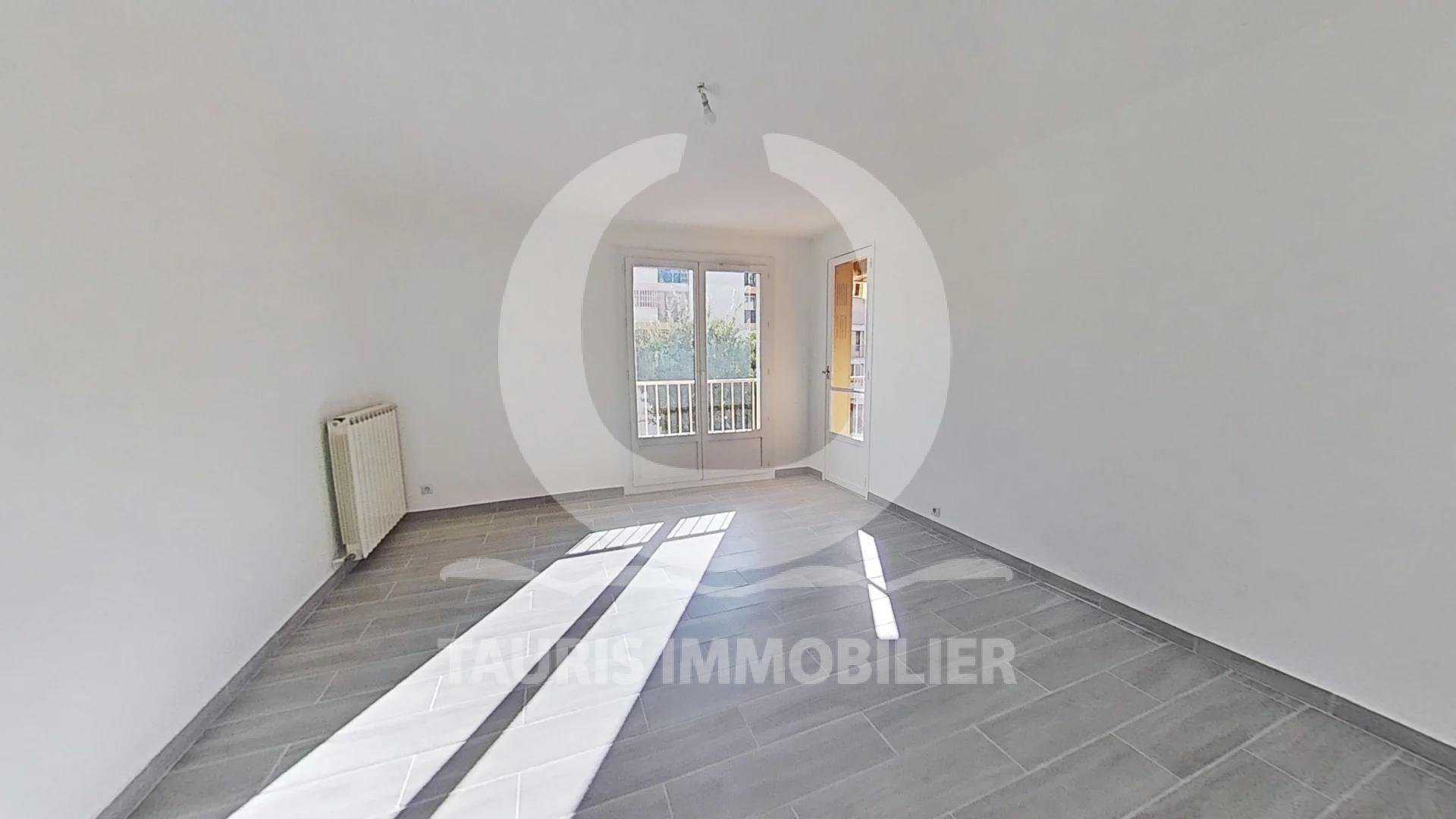 Condominium in Saint-Loup, Provence-Alpes-Cote d'Azur 11118609