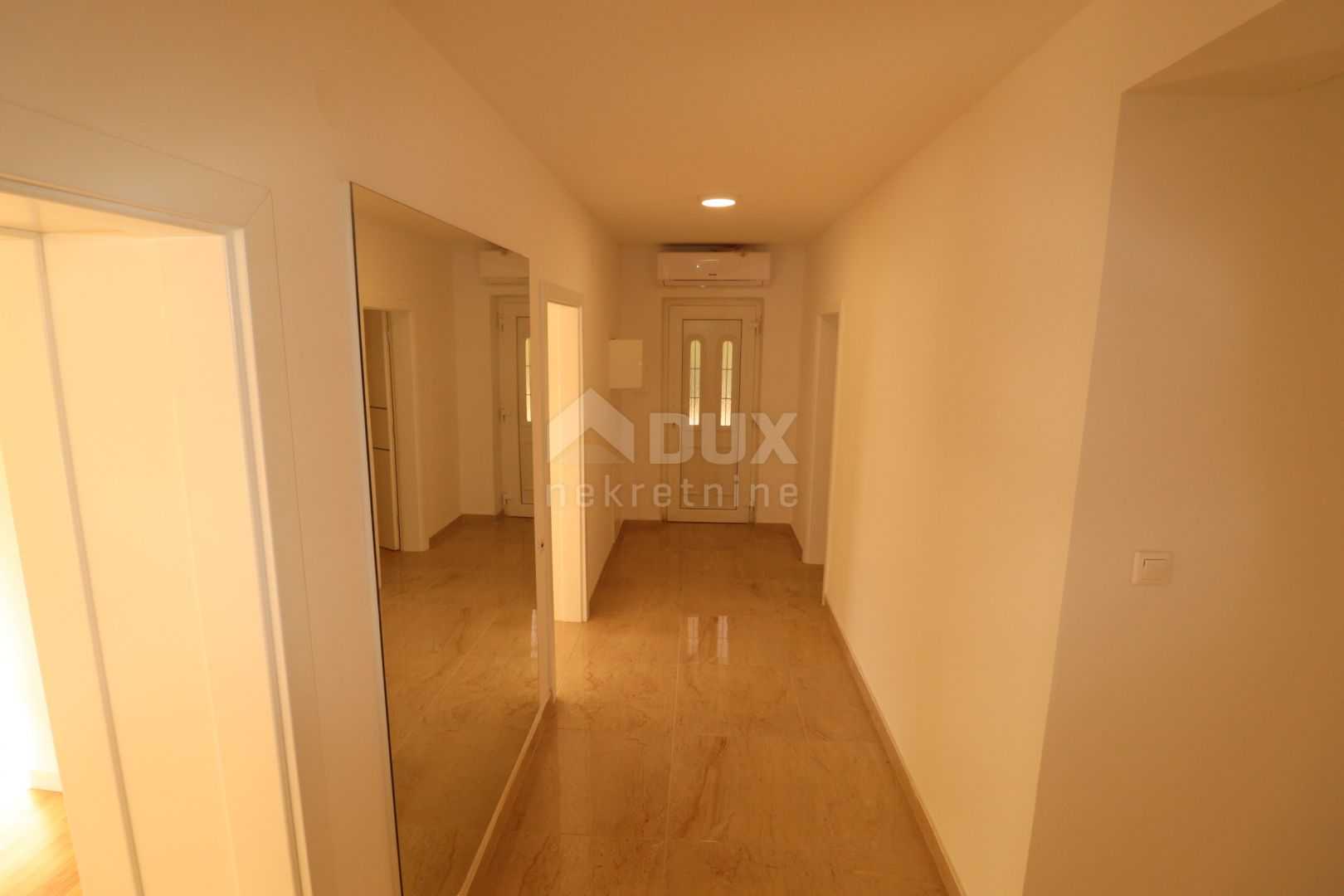 公寓 在 Novi Vinodolski, Primorsko-Goranska Zupanija 11118895