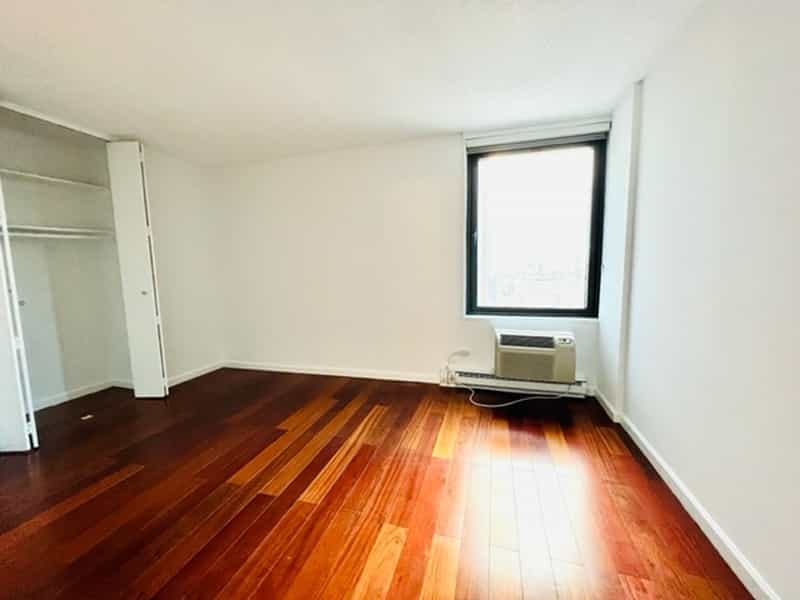 Condominium in New York, New York 11118930