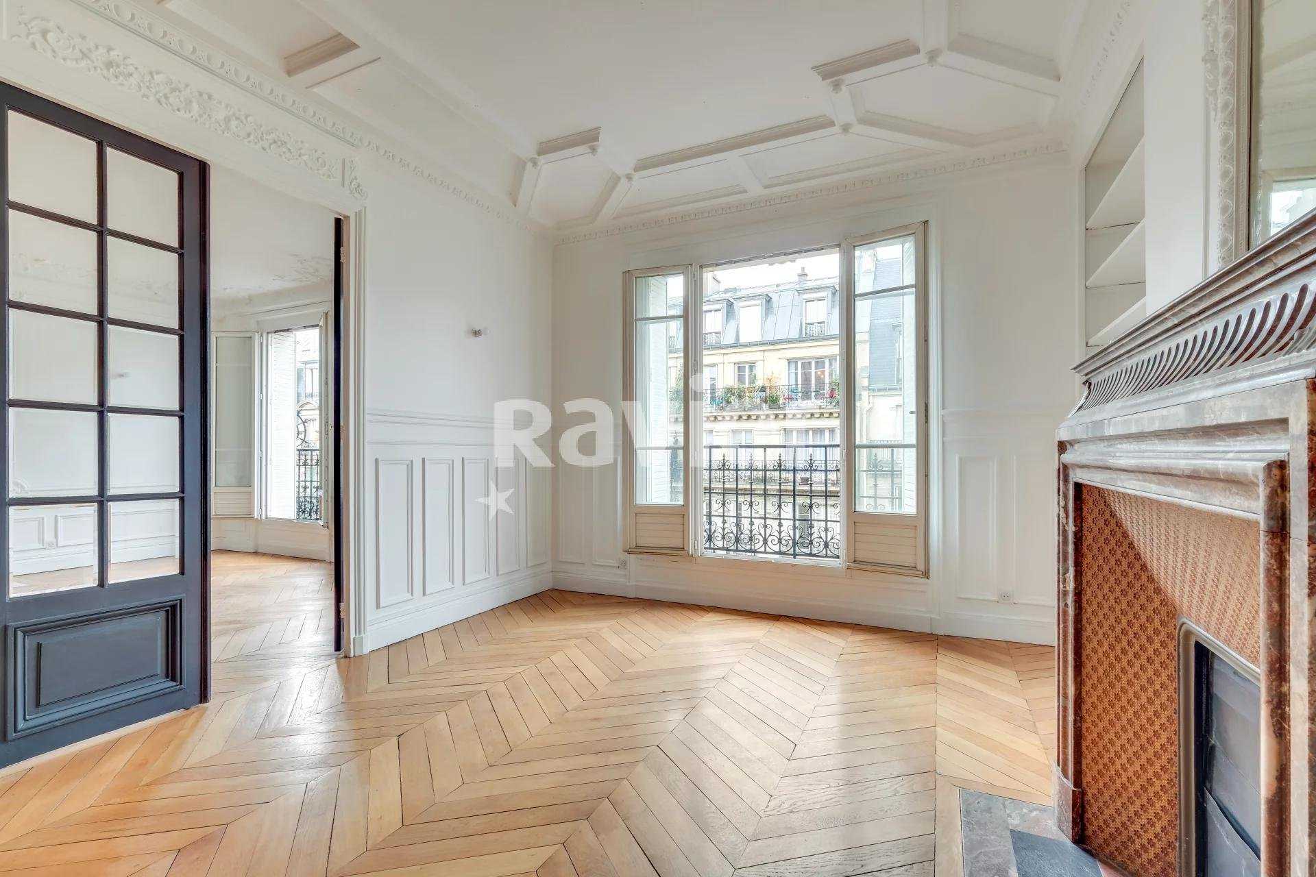 Condominium in Paris, Ile-de-France 11118971