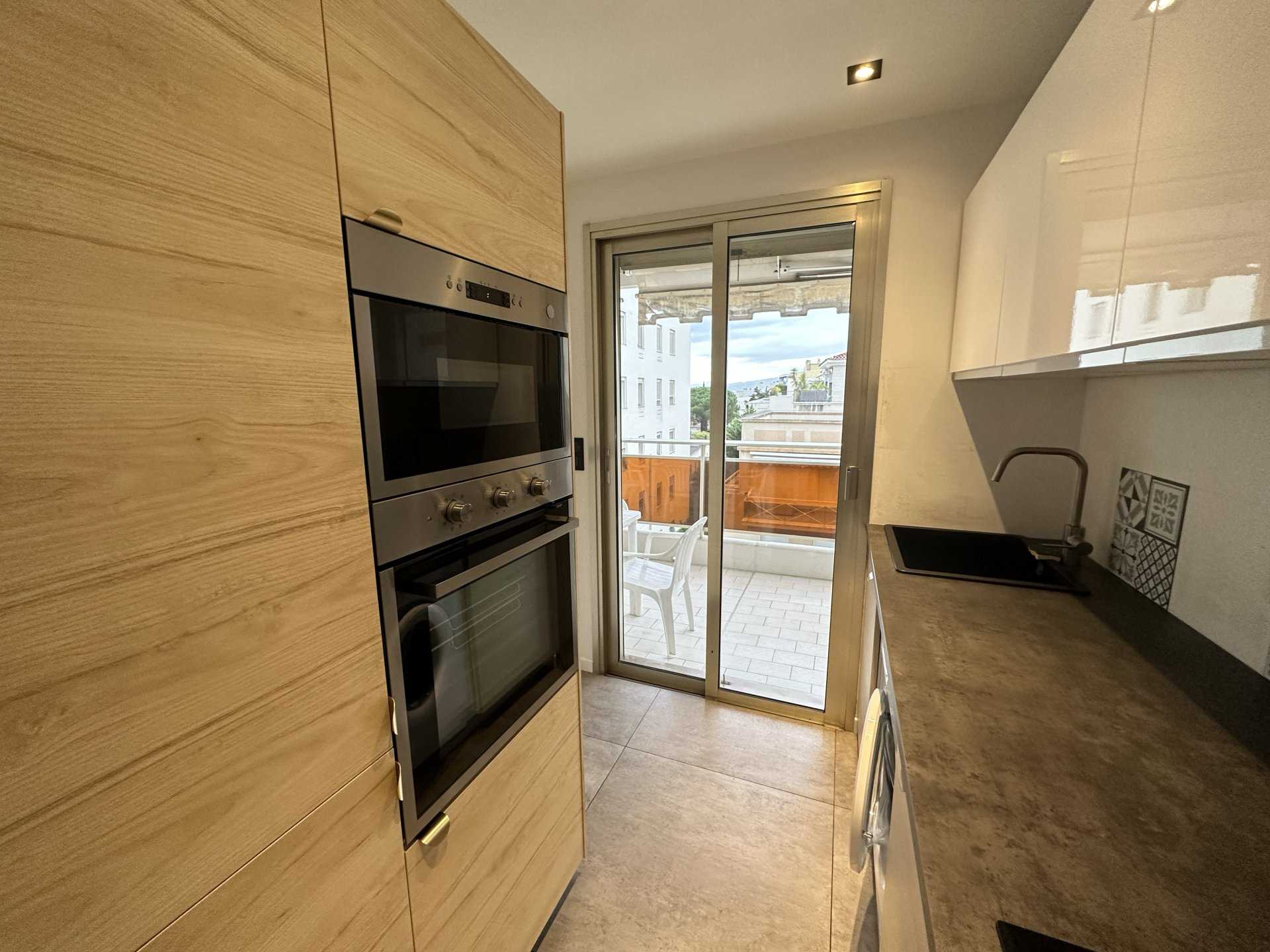 Condominium in Cannes, Provence-Alpes-Cote d'Azur 11119012