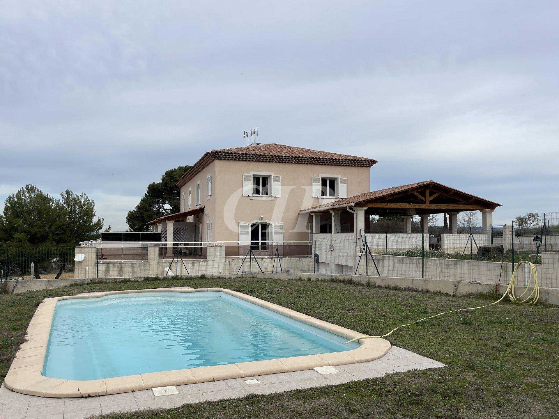 Talo sisään Luynes, Provence-Alpes-Cote d'Azur 11119505