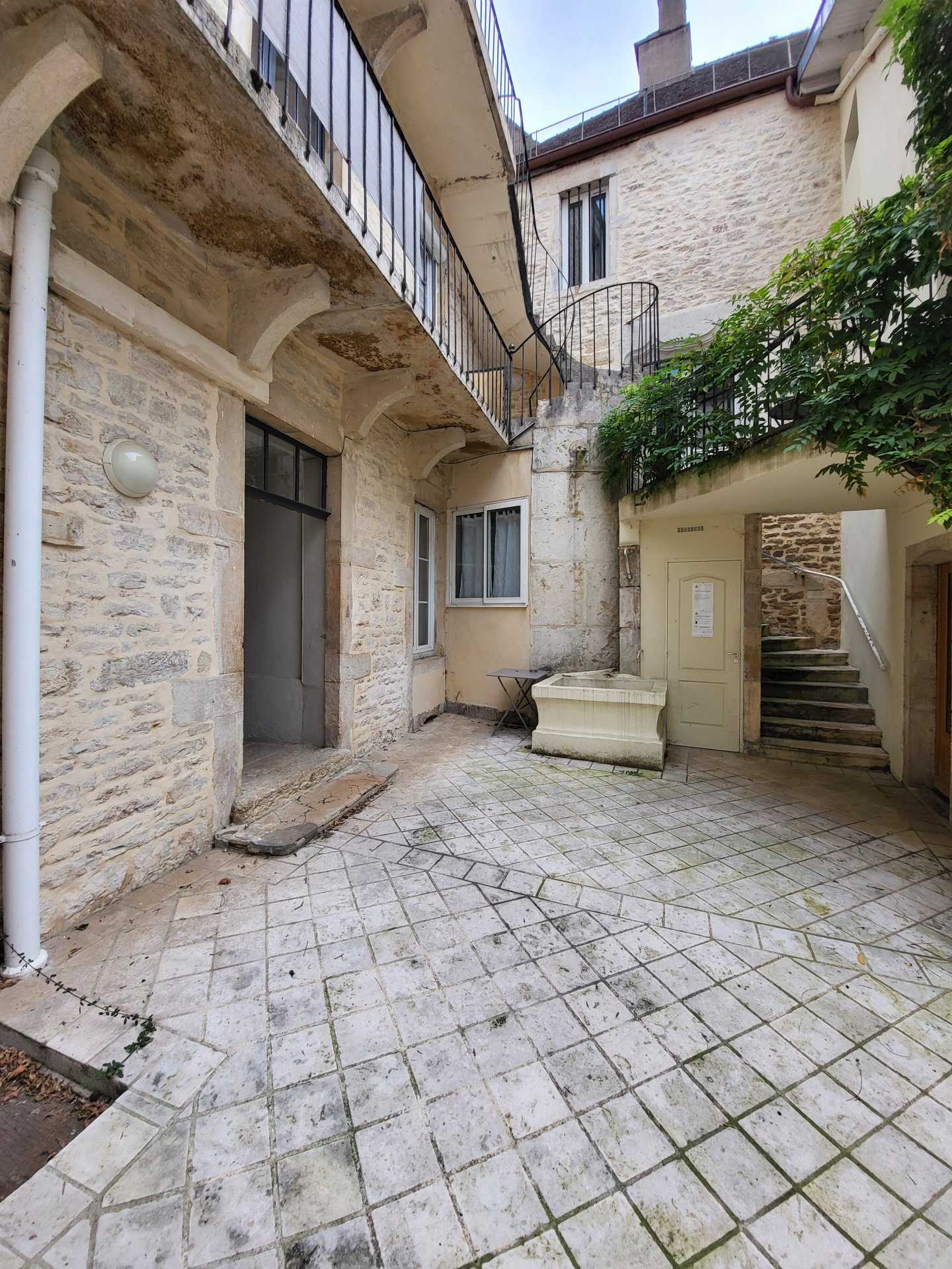 Condominium in Beaune, Bourgogne-Franche-Comte 11119521